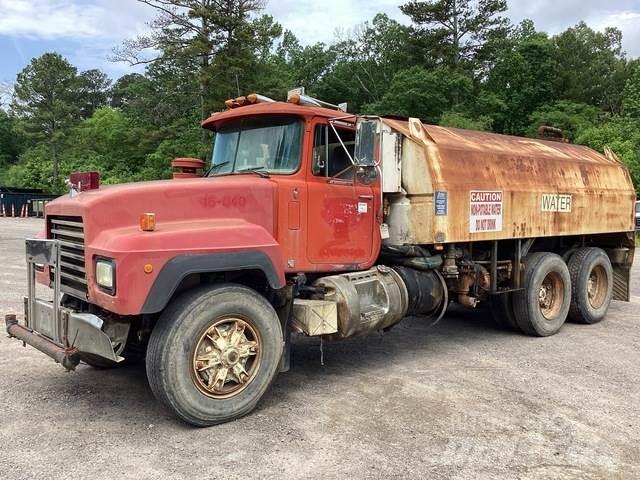 Mack RD688S 給水車
