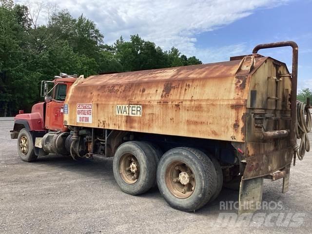 Mack RD688S 給水車
