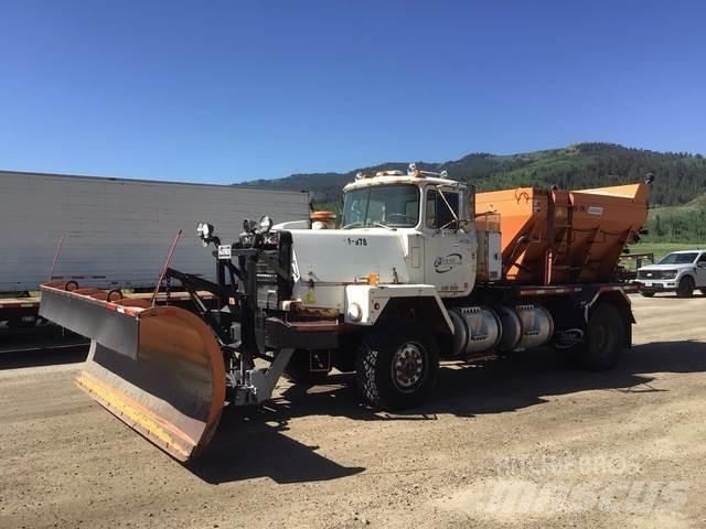 Mack RM6 スノーブレードとプラウ