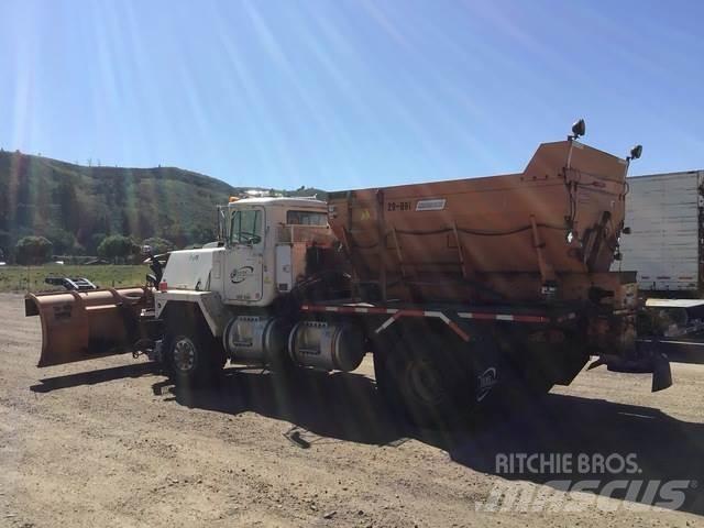 Mack RM6 スノーブレードとプラウ
