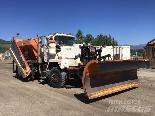 Mack RM6 スノーブレードとプラウ