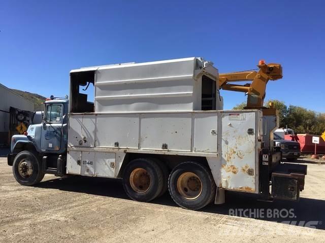 Mack U600 多目的／汎用車両