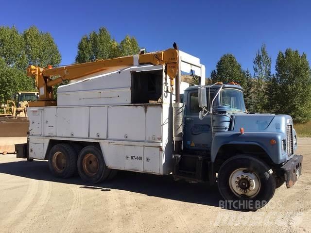 Mack U600 多目的／汎用車両