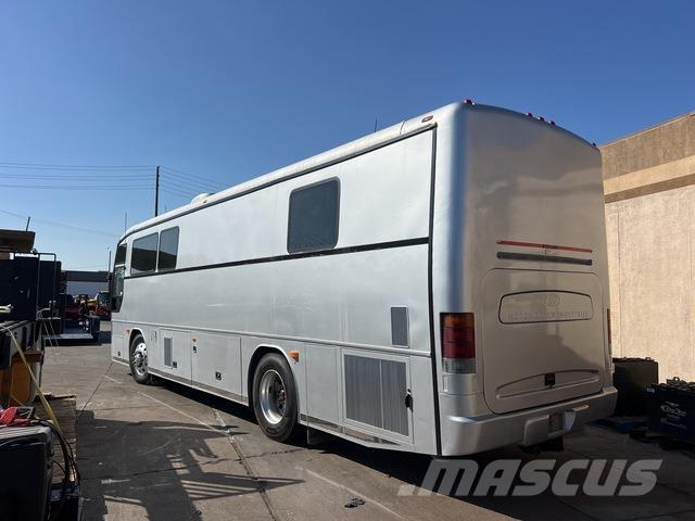 MCI F3500 キャンピングカーとキャラバン