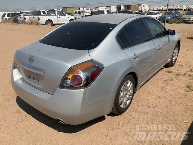 Nissan Altima 自動車