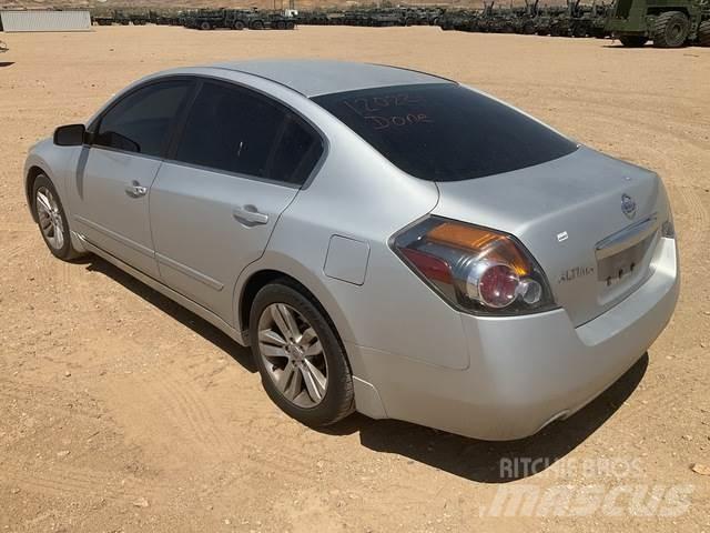 Nissan Altima 自動車