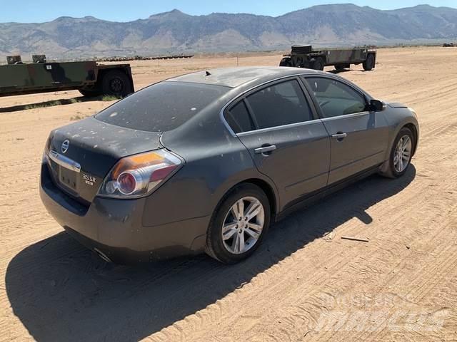 Nissan Altima 自動車