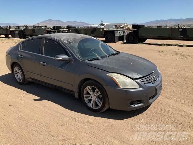 Nissan Altima 自動車