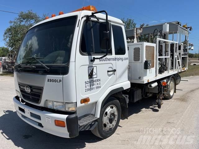 Nissan UD2300 多目的／汎用車両