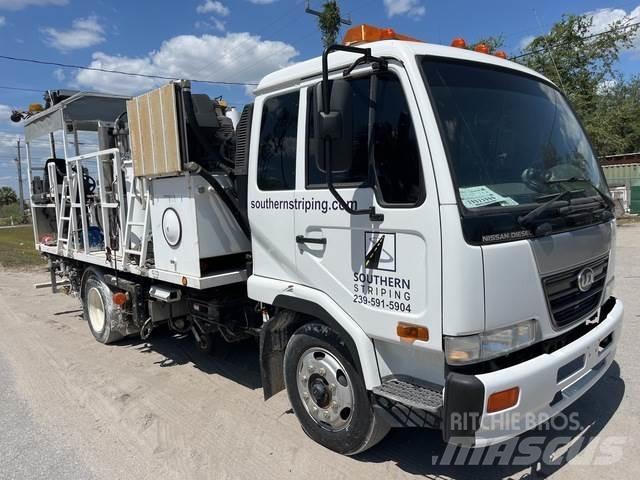Nissan UD2300 多目的／汎用車両