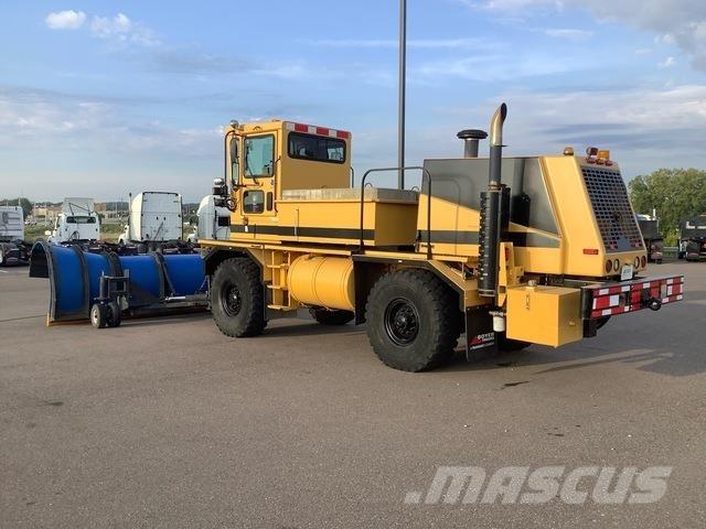 Oshkosh H2718 スノーブレードとプラウ