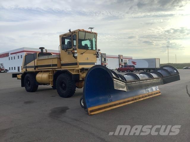 Oshkosh H2718 スノーブレードとプラウ