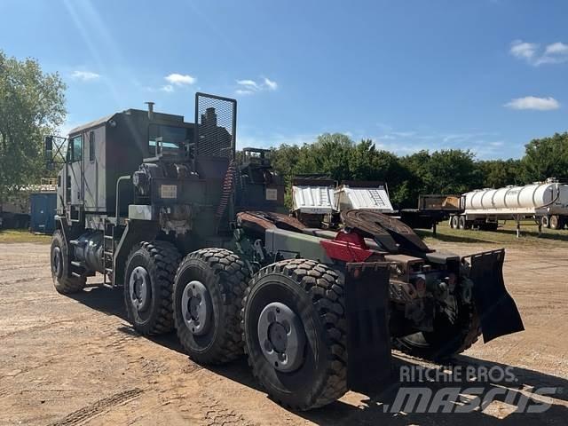 Oshkosh M1070 レッカー車