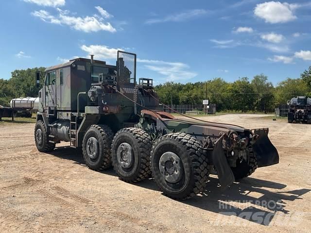 Oshkosh M1070 レッカー車