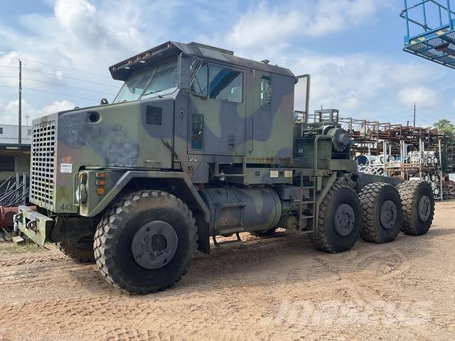 Oshkosh M1070 レッカー車
