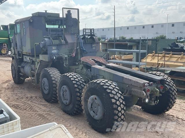 Oshkosh M1070 レッカー車