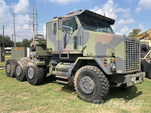 Oshkosh M1070 レッカー車