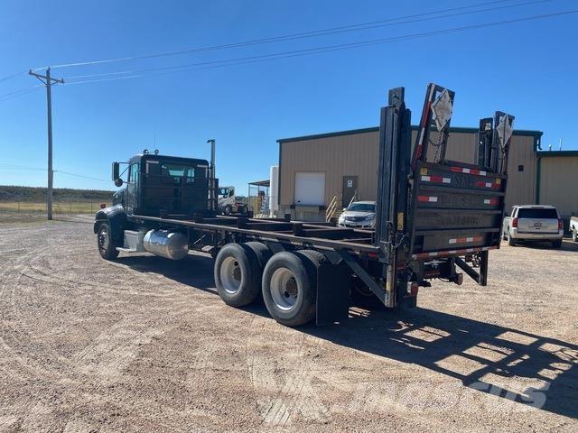Peterbilt 330 平ボディー