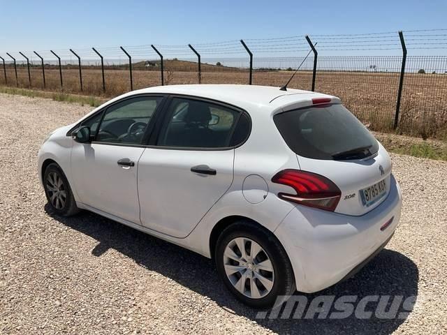 Peugeot 208 自動車