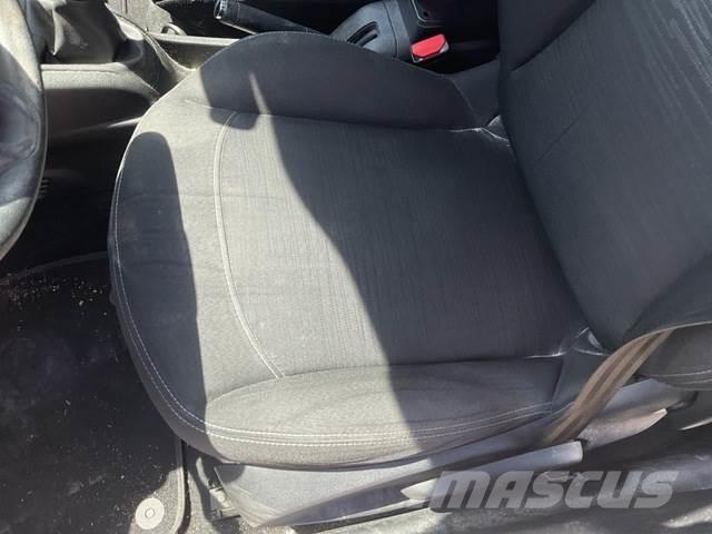 Peugeot 208 自動車