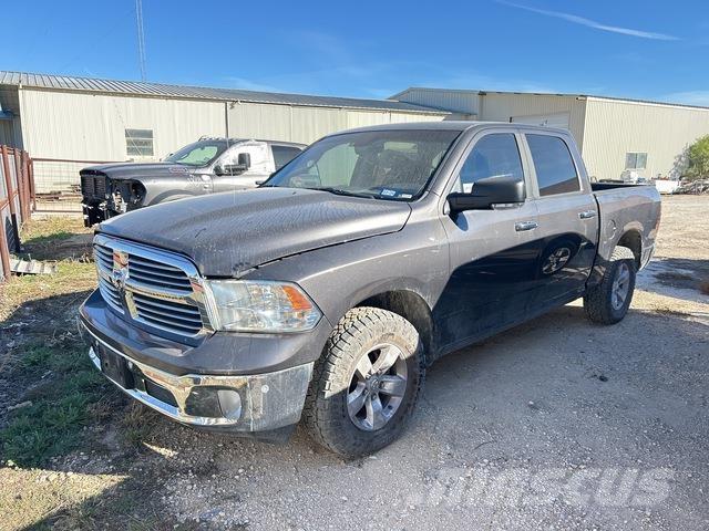 RAM 1500 ピックアップ／ドロップサイド