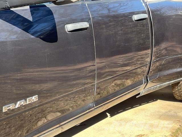 RAM 3500 ピックアップ／ドロップサイド