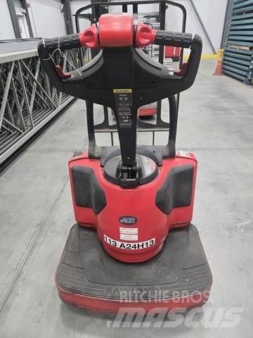 Raymond 8410 ハンドパレットトラック