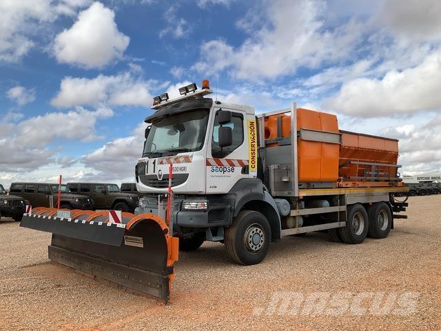 Renault Kerax スノーブレードとプラウ