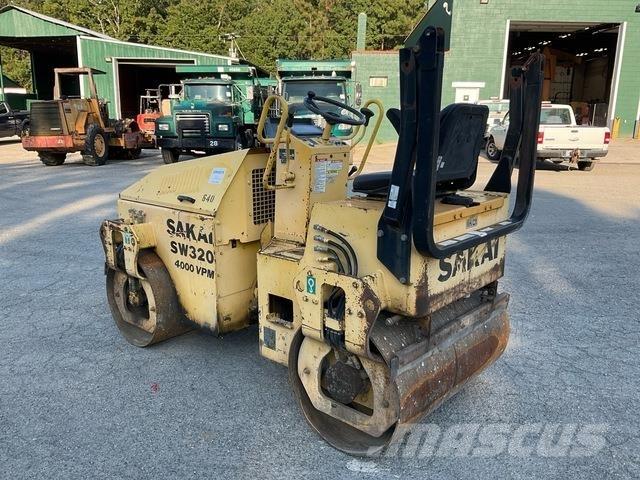 Sakai SW320 タンデムローラ