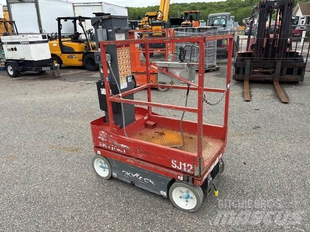 SkyJack SJ12 垂直昇降型リフト