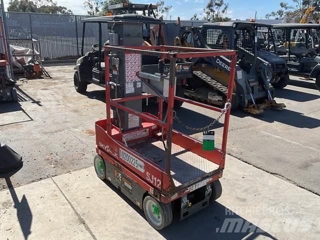 SkyJack SJ12 垂直昇降型リフト