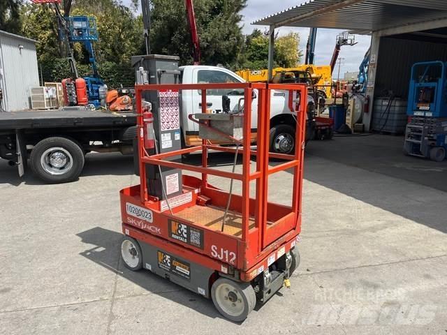 SkyJack SJ12 垂直昇降型リフト