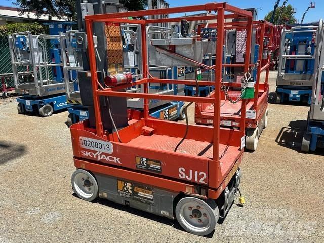 SkyJack SJ12 垂直昇降型リフト