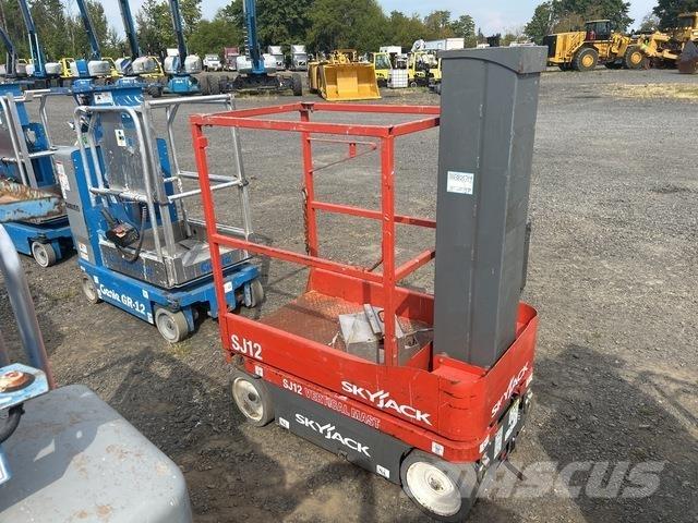 SkyJack SJ12 垂直昇降型リフト