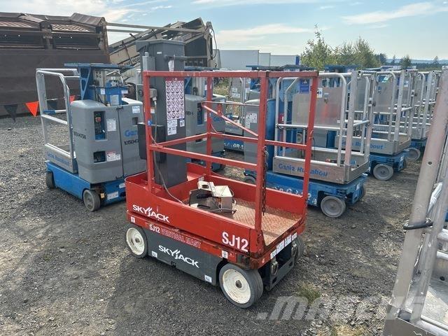 SkyJack SJ12 垂直昇降型リフト