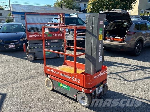 SkyJack SJ12 垂直昇降型リフト