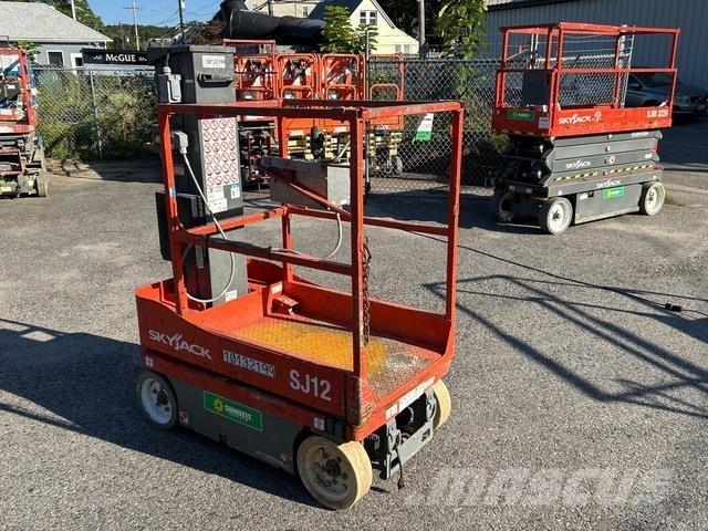 SkyJack SJ12 垂直昇降型リフト