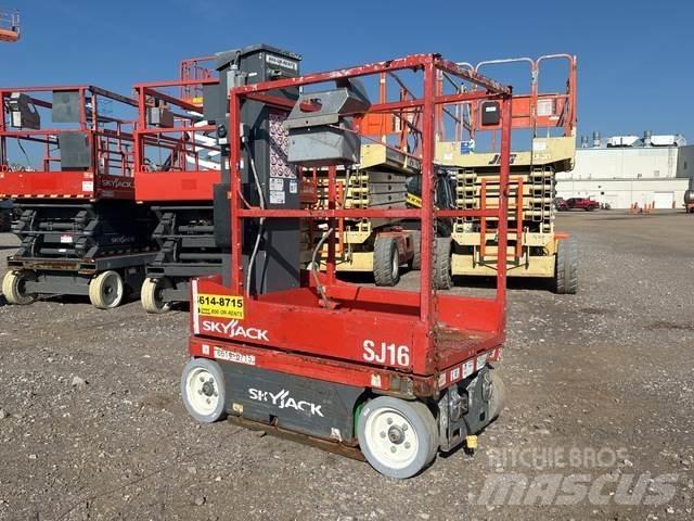 SkyJack SJ16 垂直昇降型リフト