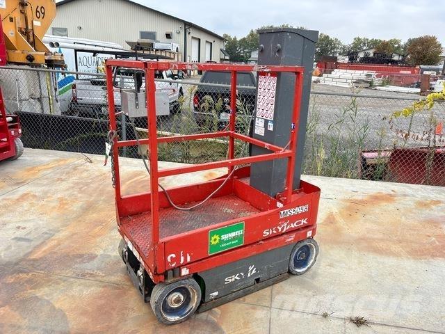 SkyJack SJ16 垂直昇降型リフト