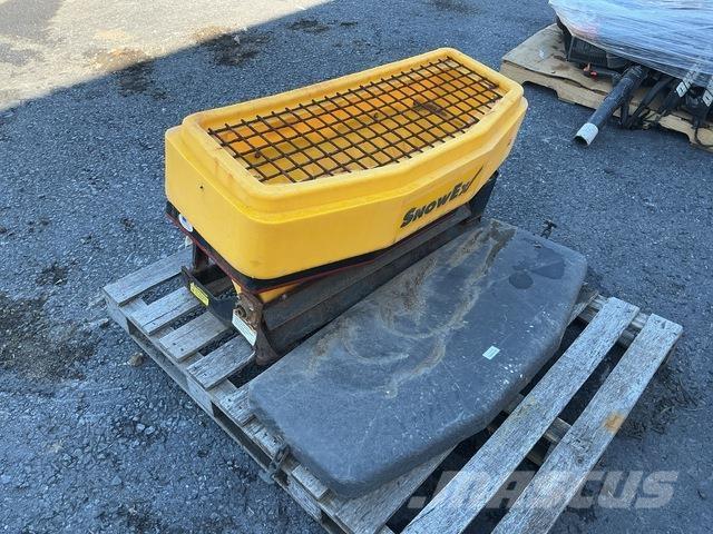 SnowEx SD-600 砂と塩撒き専用車