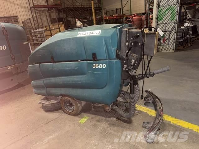 Tennant 5680 床洗浄機（スクラバー）