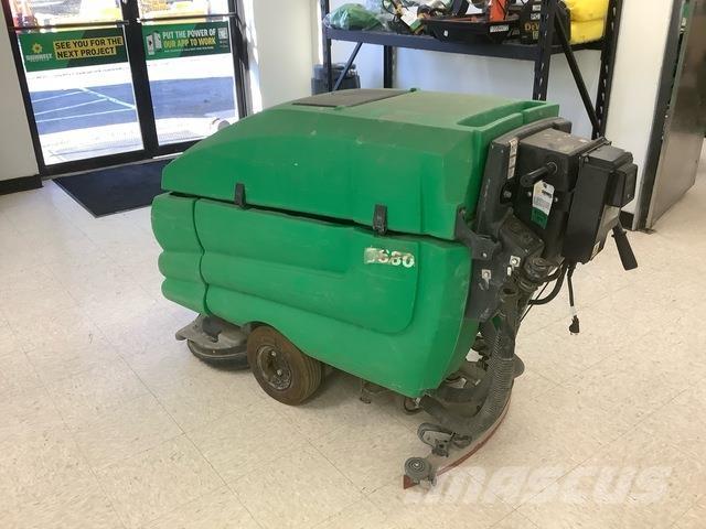 Tennant 5680 床洗浄機（スクラバー）