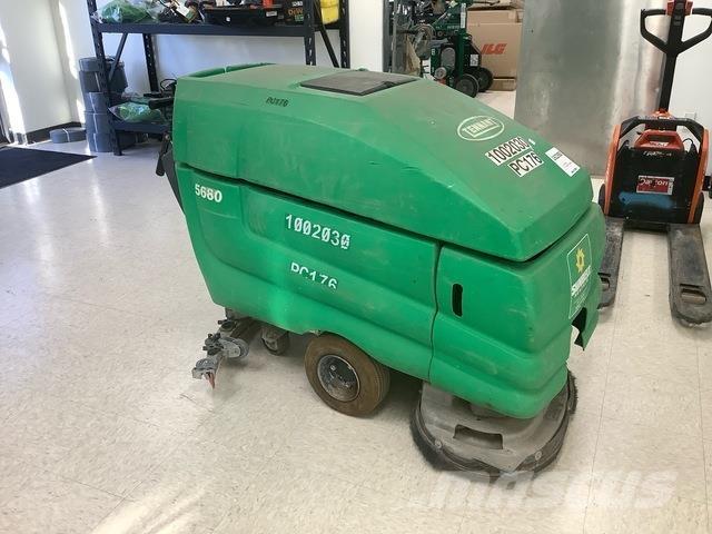 Tennant 5680 床洗浄機（スクラバー）