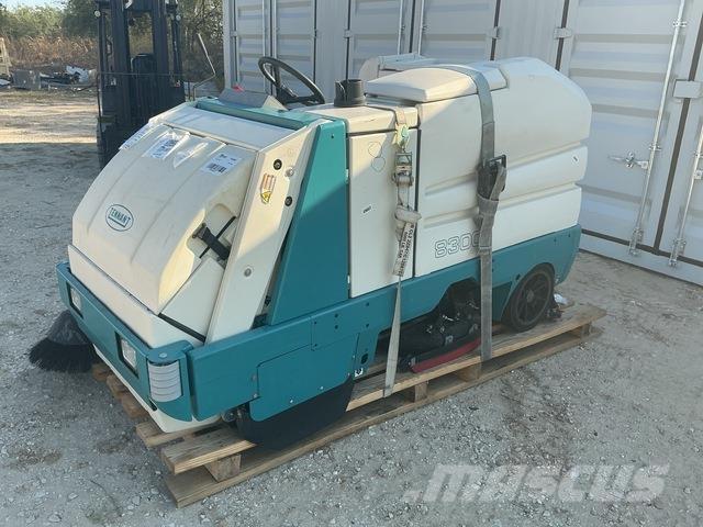 Tennant 8300 床洗浄機（スクラバー）