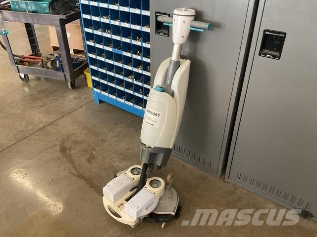 Tennant IMOPXL 床洗浄機（スクラバー）