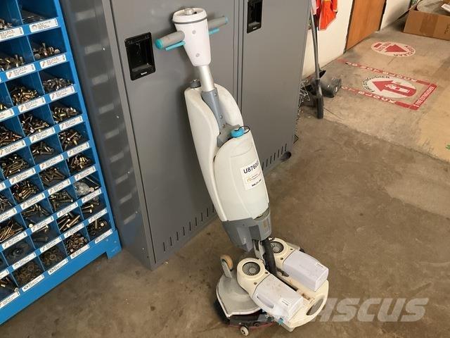 Tennant IMOPXL 床洗浄機（スクラバー）