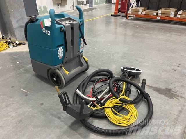 Tennant Q12 床洗浄機（スクラバー）