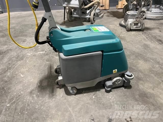 Tennant T1 床洗浄機（スクラバー）
