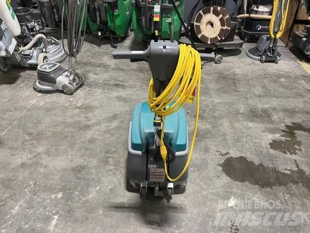 Tennant T1 床洗浄機（スクラバー）