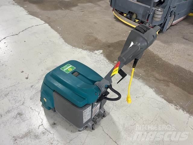 Tennant T1 床洗浄機（スクラバー）
